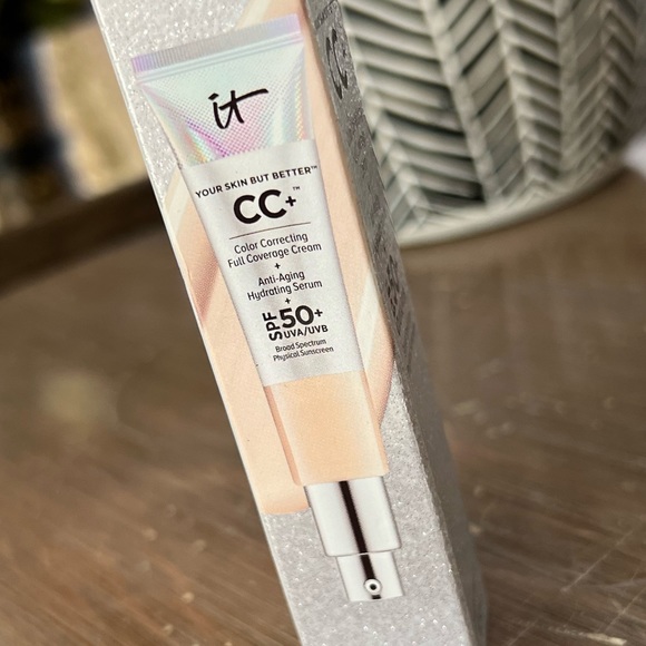 It Cosmetics CC Cream Color correcting full coverage cream. Anti-Aging Hydrating - Picture 13 of 15